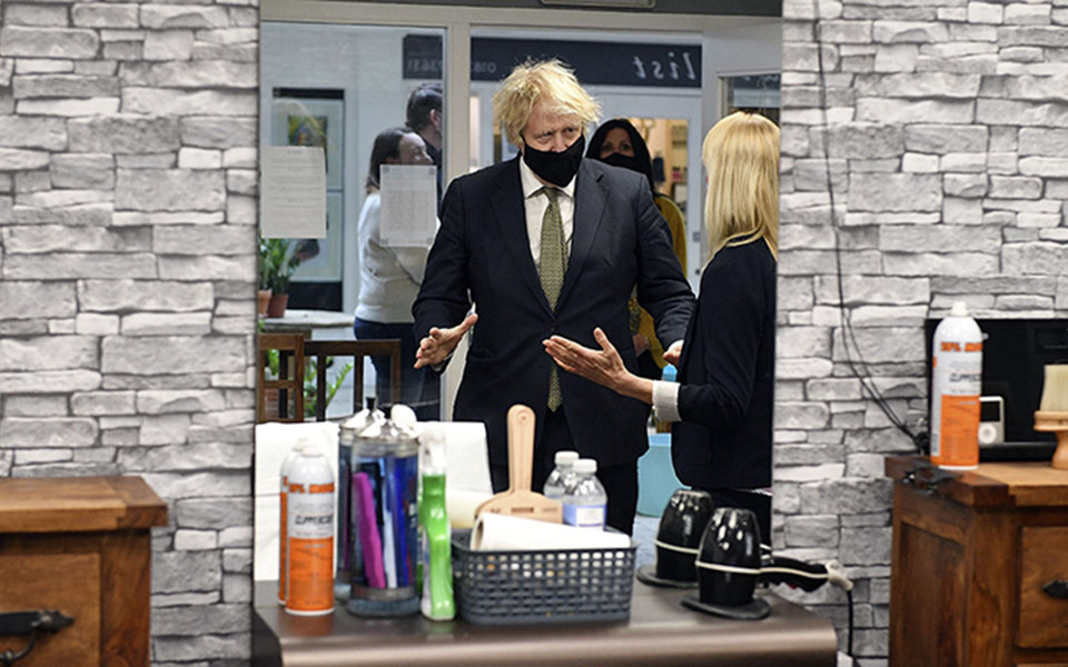 βρετανία-εμβολιασμός-και-lockdown-μείωσαν-τα-561323125