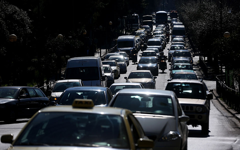 κίνηση-στους-δρόμους-αυξημένη-κατά-343-η-561335542