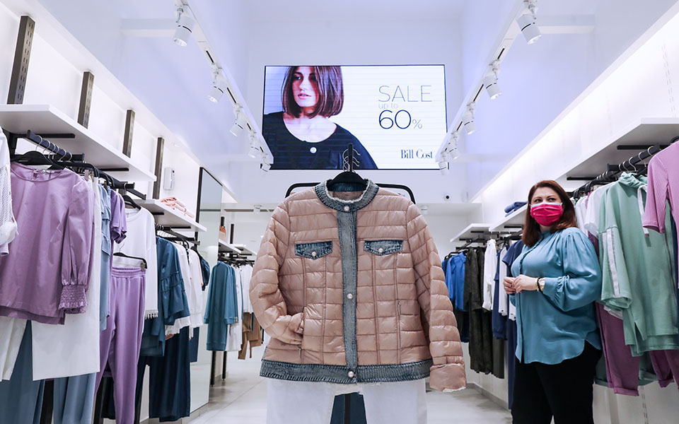 Λιανεμπόριο: Η επαναλειτουργία σε εικόνες – Ουρές για rapid test στην Ερμού-8