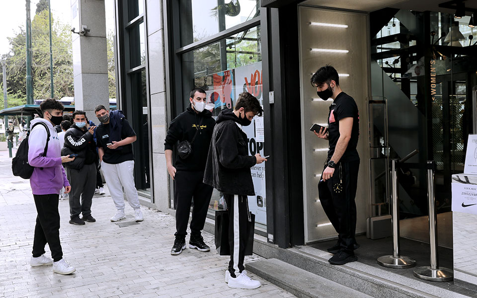 Λιανεμπόριο: Η επαναλειτουργία σε εικόνες – Ουρές για rapid test στην Ερμού-12