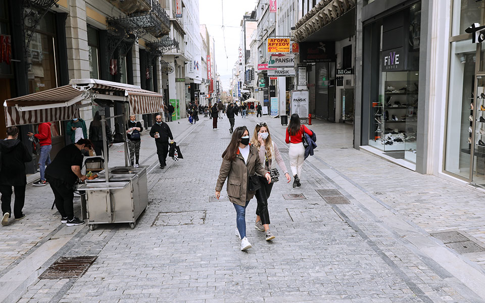 Λιανεμπόριο: Η επαναλειτουργία σε εικόνες – Ουρές για rapid test στην Ερμού-4