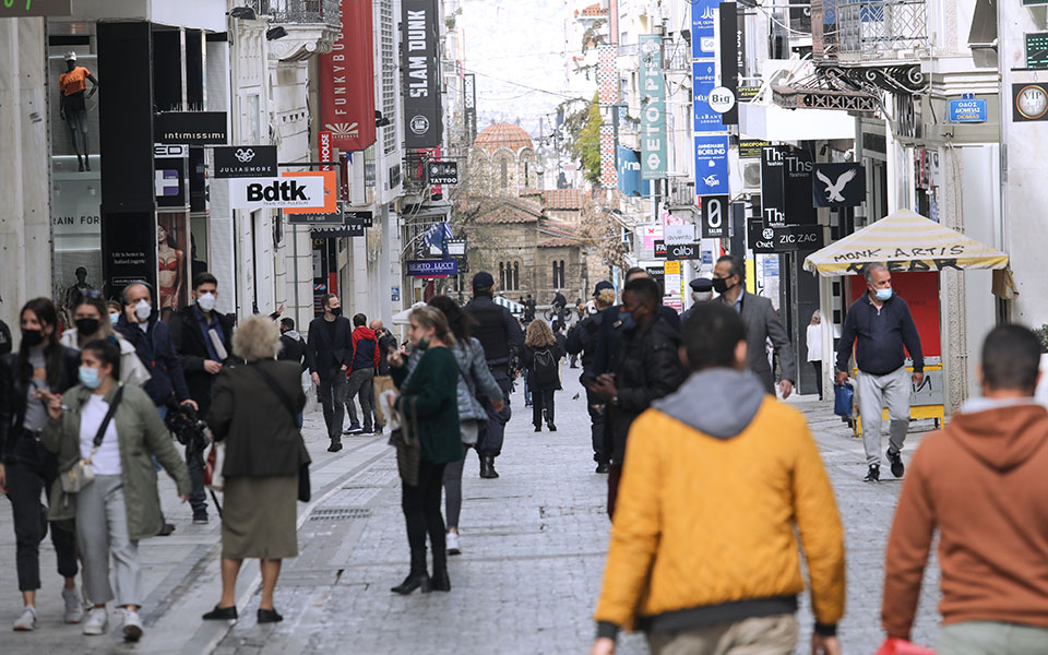 Λιανεμπόριο: Η επαναλειτουργία σε εικόνες – Ουρές για rapid test στην Ερμού-6