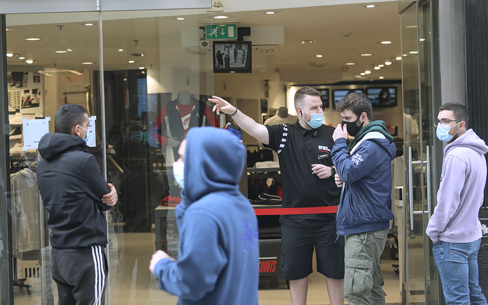 Λιανεμπόριο: Η επαναλειτουργία σε εικόνες – Ουρές για rapid test στην Ερμού-9