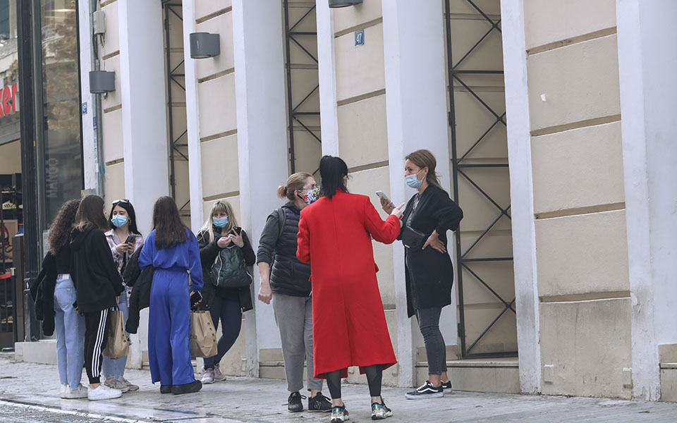 Λιανεμπόριο: Η επαναλειτουργία σε εικόνες – Ουρές για rapid test στην Ερμού-10