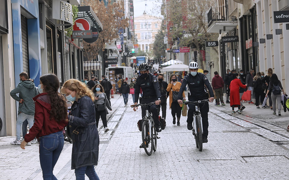 Λιανεμπόριο: Η επαναλειτουργία σε εικόνες – Ουρές για rapid test στην Ερμού-5