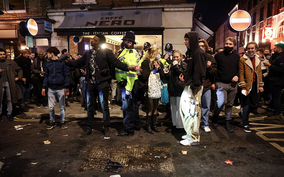 Βρετανία-Lockdown: Το αδιαχώρητο στους δρόμους του Λονδίνου την πρώτη νύχτα «Ελευθερίας»-8