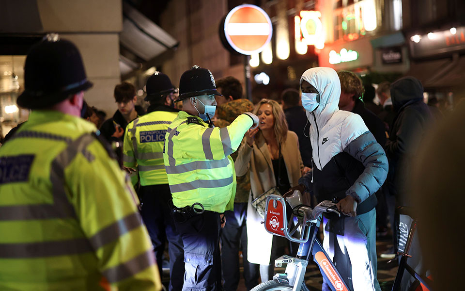 Βρετανία-Lockdown: Το αδιαχώρητο στους δρόμους του Λονδίνου την πρώτη νύχτα «Ελευθερίας»-5
