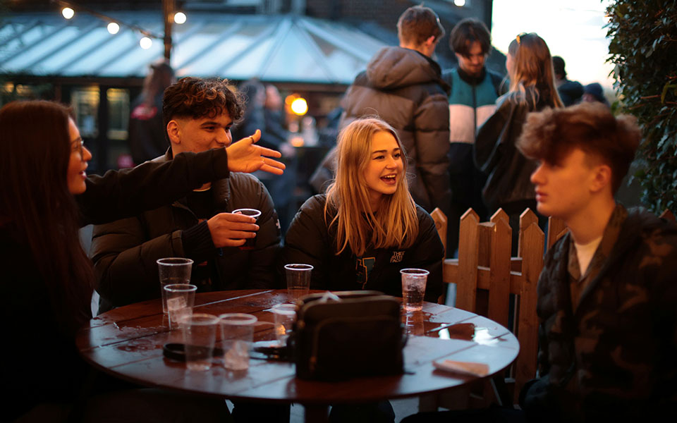 Βρετανία-Lockdown: Το αδιαχώρητο στους δρόμους του Λονδίνου την πρώτη νύχτα «Ελευθερίας»-1