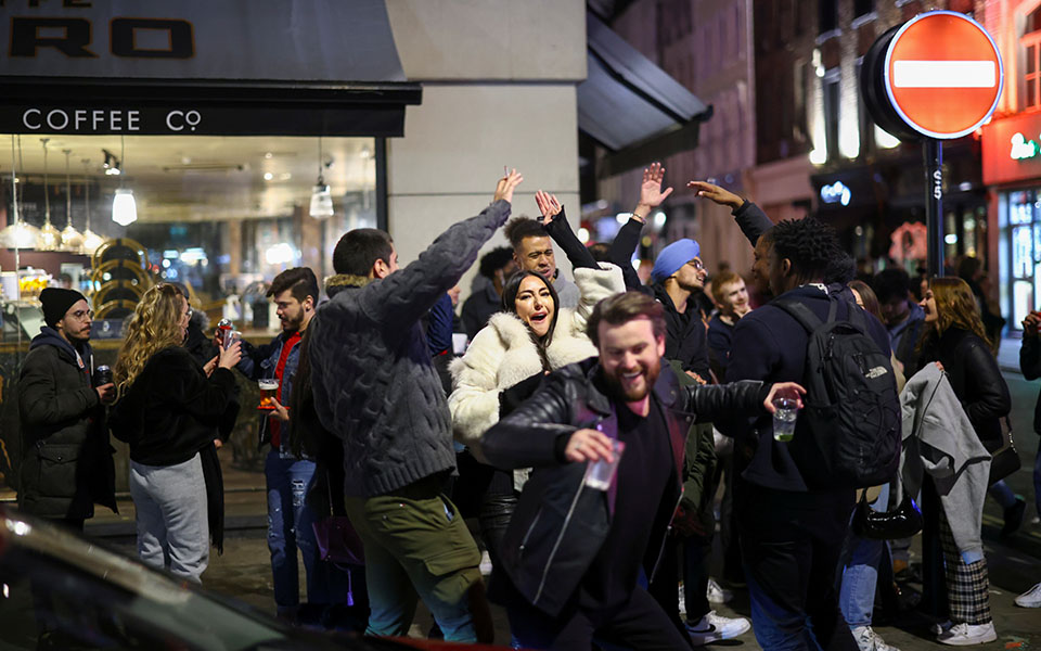 Βρετανία-Lockdown: Το αδιαχώρητο στους δρόμους του Λονδίνου την πρώτη νύχτα «Ελευθερίας»-6