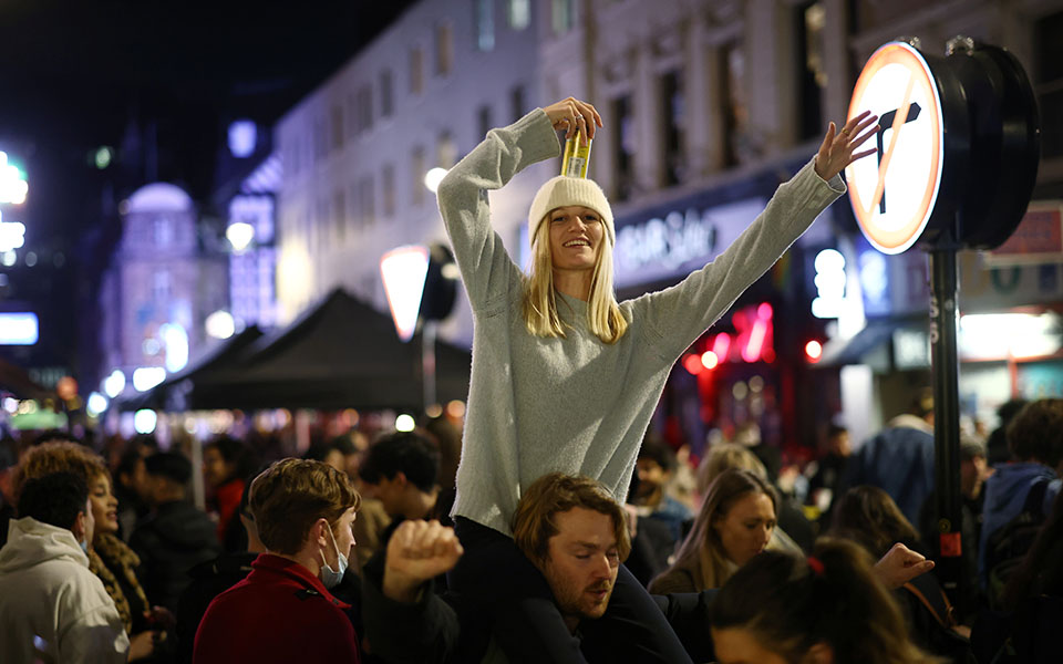 βρετανία-lockdown-το-αδιαχώρητο-στους-δρόμου-561328789