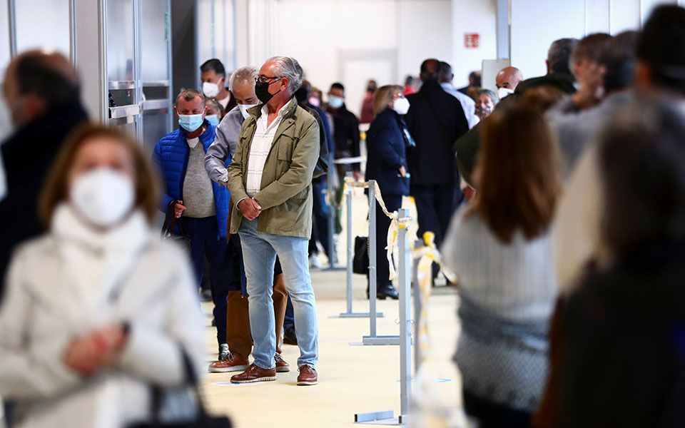 μαδρίτη-ουρές-για-το-εμβόλιο-astrazeneca-παρά-τη-561322189