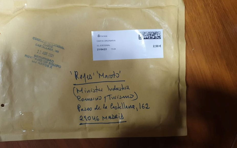 ένα-μαχαίρι-με-κόκκινα-στίγματα-για-ισ-561344713