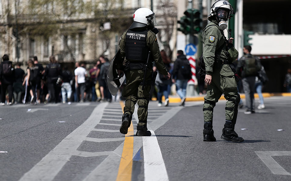 ένταση-έξω-από-το-πολυτεχνείο-μετά-το-π-561332242