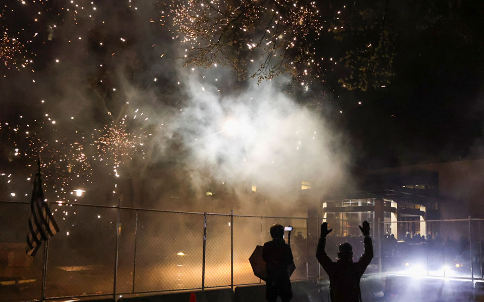 «Βράζει» η Μινεάπολη: Η στιγμή του πυροβολισμού του 20χρονου Αφροαμερικανού (Βίντεο)-1