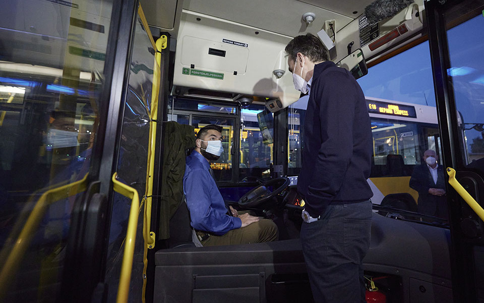 στο-αμαξοστάσιο-της-οσυ-ο-κυριάκος-μητ-561323881