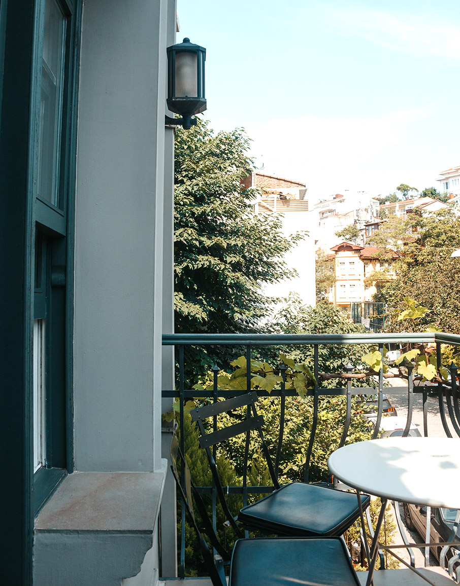 4 μοντέρνες λύσεις για τα κάγκελα του μπαλκονιού σας-1