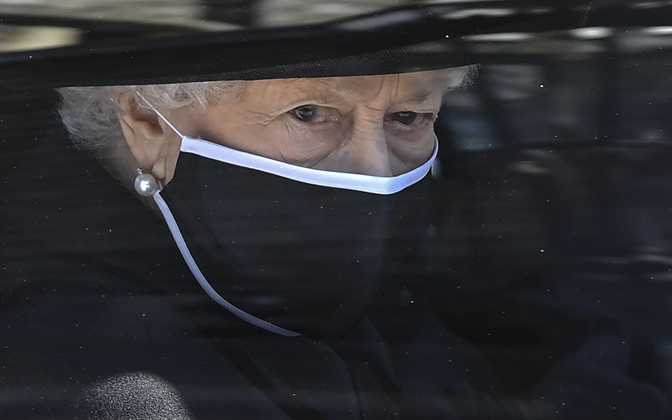 μόνη-στο-πένθος-της-η-εικόνα-της-βα-561335461