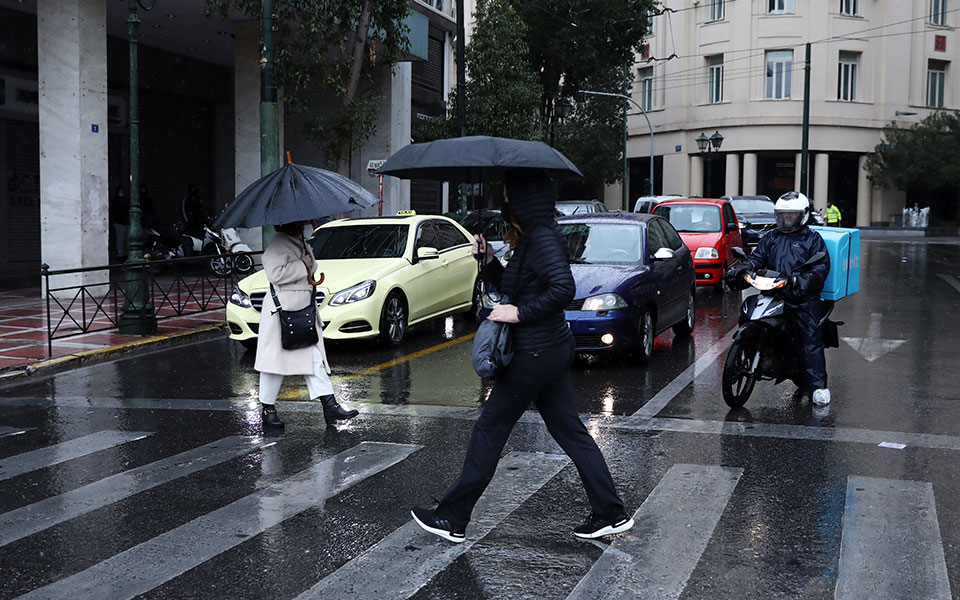 λασποβροχές-και-αφρικανική-σκόνη-και-561335023