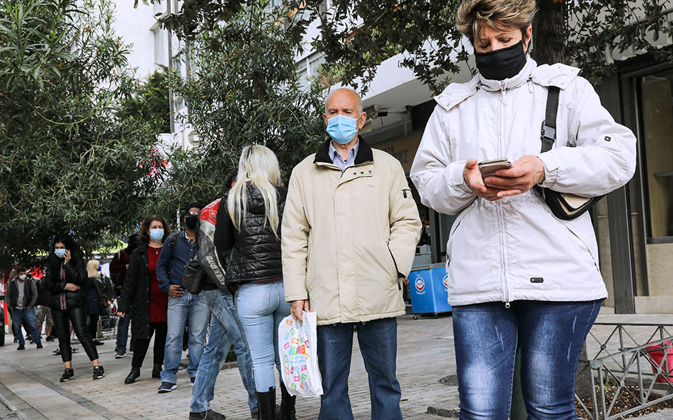 Λιανεμπόριο: Η επαναλειτουργία σε εικόνες – Ουρές για rapid test στην Ερμού-2