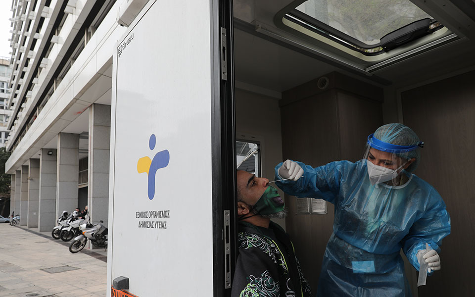 Λιανεμπόριο: Η επαναλειτουργία σε εικόνες – Ουρές για rapid test στην Ερμού-3