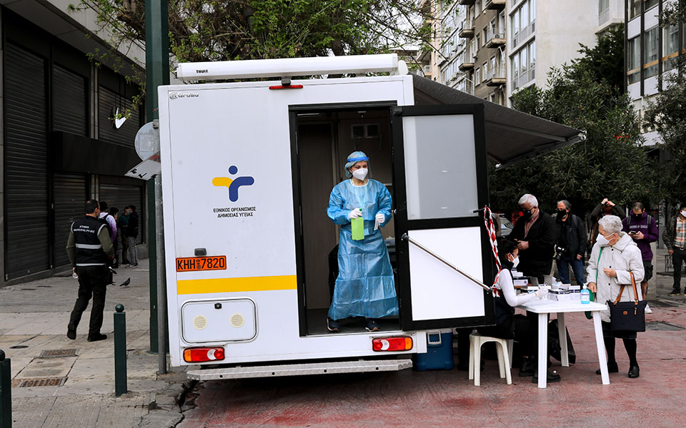 Λιανεμπόριο: Η επαναλειτουργία σε εικόνες – Ουρές για rapid test στην Ερμού-1