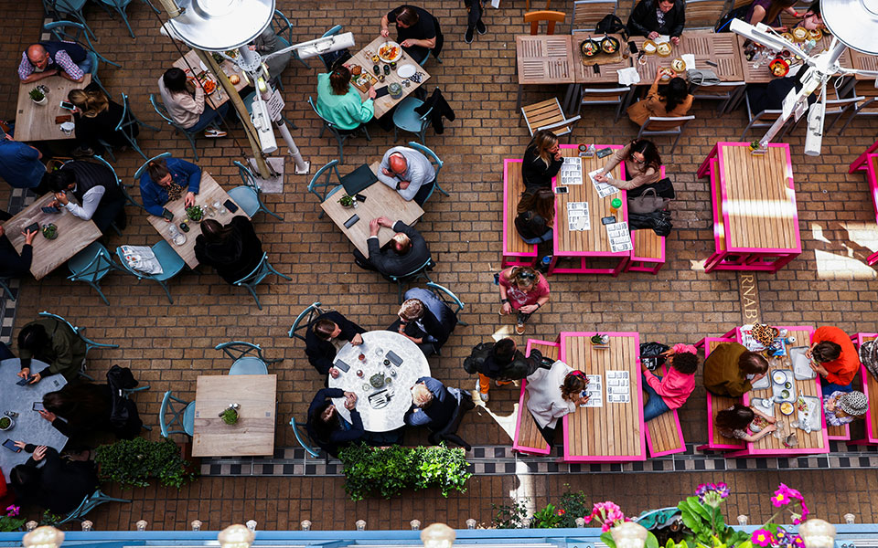 βρετανία-σαρωτική-επικράτηση-των-εμβ-561336808