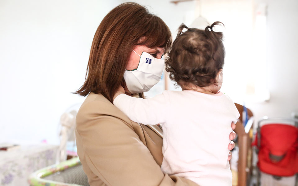 Επίσκεψη ΠτΔ στον Ξενώνα Γυναικών Θυμάτων Βίας: «Καμιά δεν πρέπει να περνά μόνη αυτό το μαρτύριο»-2