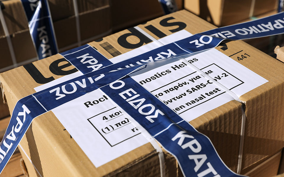 Στα φαρμακεία τα self-tests, αναστάτωση για τις συσκευασίες των 25 τεμαχίων-2