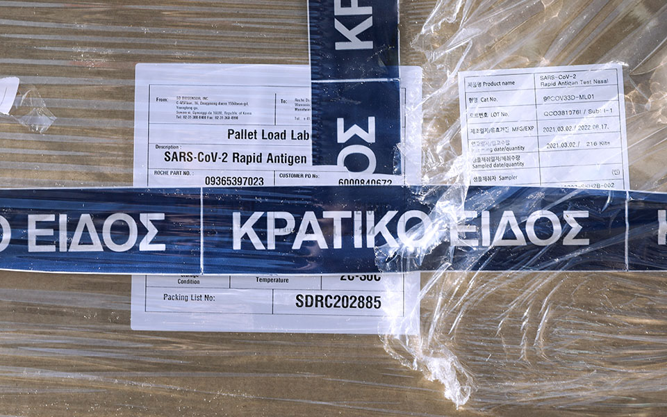 Στα φαρμακεία τα self-tests, αναστάτωση για τις συσκευασίες των 25 τεμαχίων-3