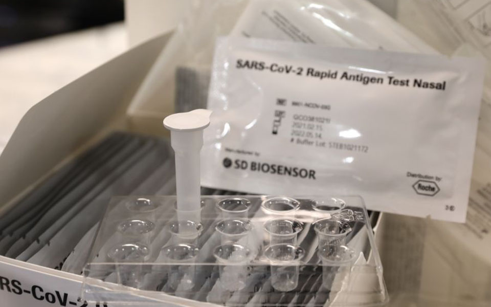 Στα φαρμακεία τα self-tests, αναστάτωση για τις συσκευασίες των 25 τεμαχίων-1