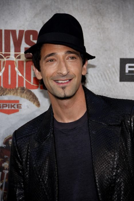 The Hollywood Gawker: Ο Adrien Brody προβάρει Armani-1