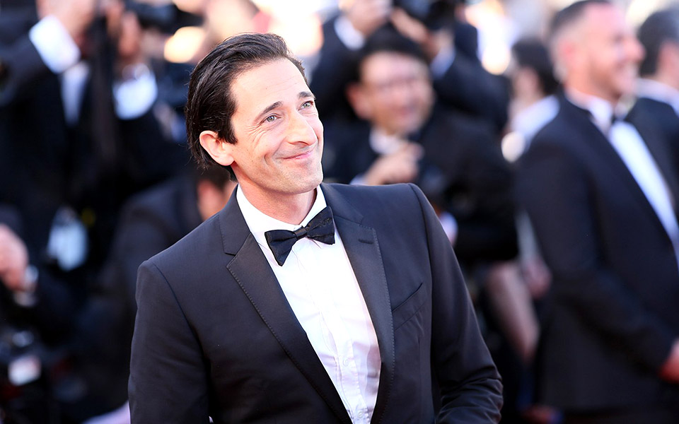 the-hollywood-gawker-ο-adrien-brody-προβάρει-armani-561332035