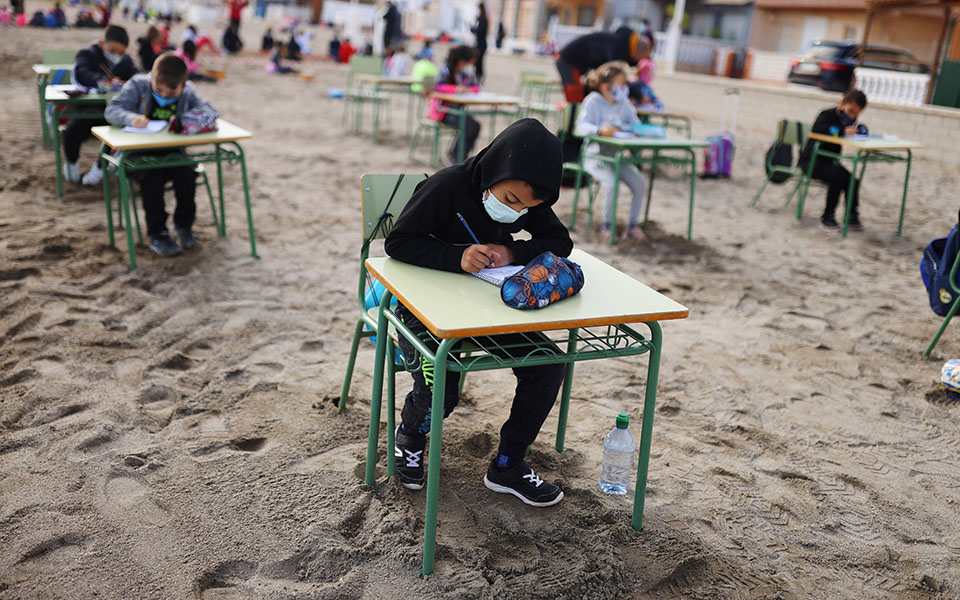 Ισπανία: Ένα σχολείο δίπλα στη θάλασσα εξαιτίας του κορωνοϊού-1
