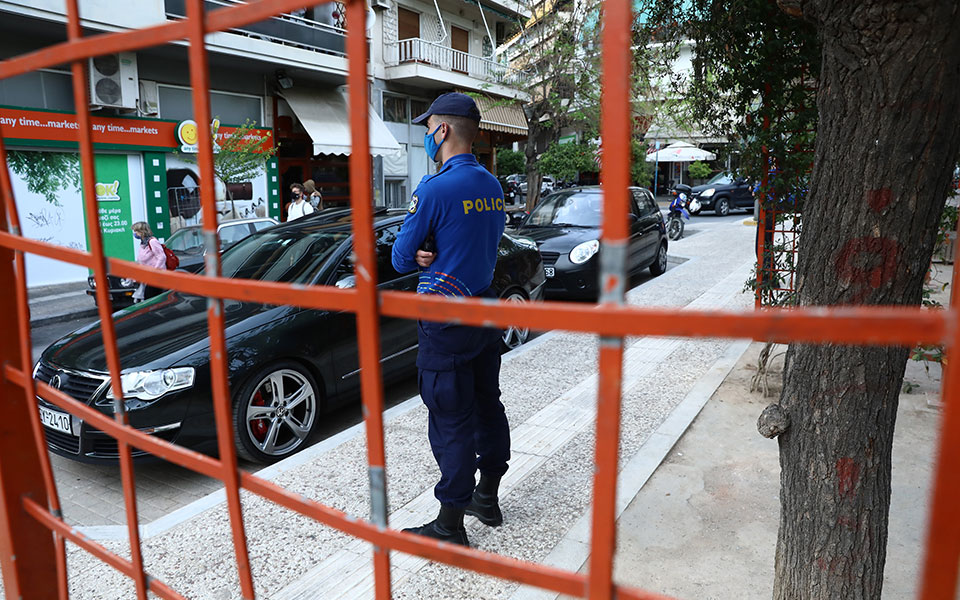 αστυνομία-στην-πλατεία-βαρνάβα-κορω-561335320