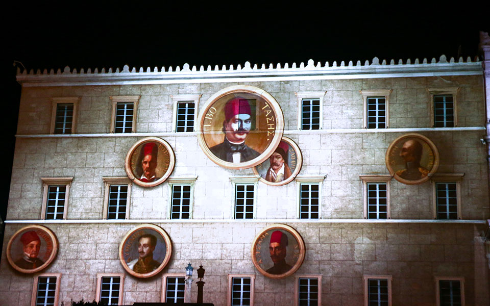 Βίντεο-αφιέρωμα για την επέτειο των 200 χρόνων στην πρόσοψη της Βουλής-9