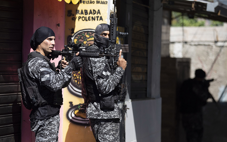 Η πιο αιματηρή αστυνομική επιχείρηση σε φαβέλα του Ρίο με δεκάδες νεκρούς (φωτογραφίες)-4
