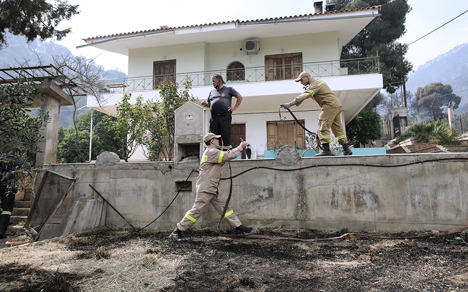 Φωτιά στον Σχίνο: Κάηκαν σπίτια στο Αλεποχώρι – Σε επιφυλακή για αναζωπυρώσεις (εικόνες)-5