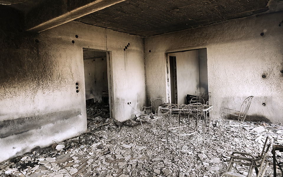 Φωτιά στον Σχίνο: Κάηκαν σπίτια στο Αλεποχώρι – Σε επιφυλακή για αναζωπυρώσεις (εικόνες)-3