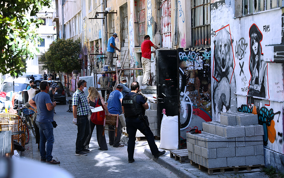 Φωτογραφίες από την αστυνομική επιχείρηση εκκένωσης του «Εμπρός»-2