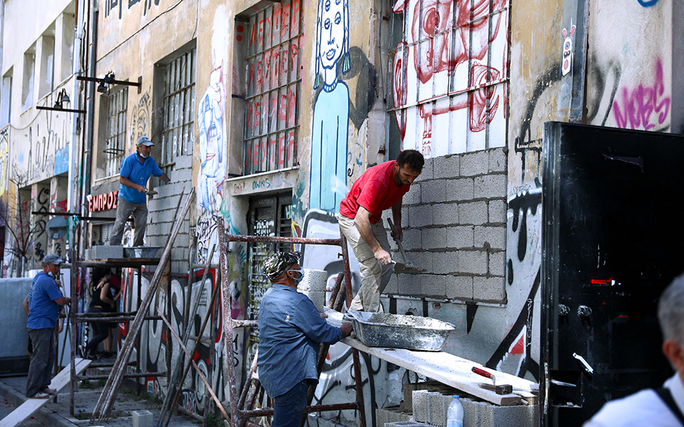 Φωτογραφίες από την αστυνομική επιχείρηση εκκένωσης του «Εμπρός»-3