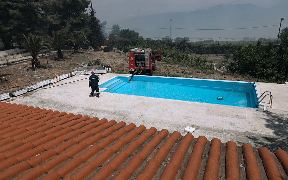 φωτιά-στον-σχίνο-πυροσβεστικό-όχημα-π-561370231