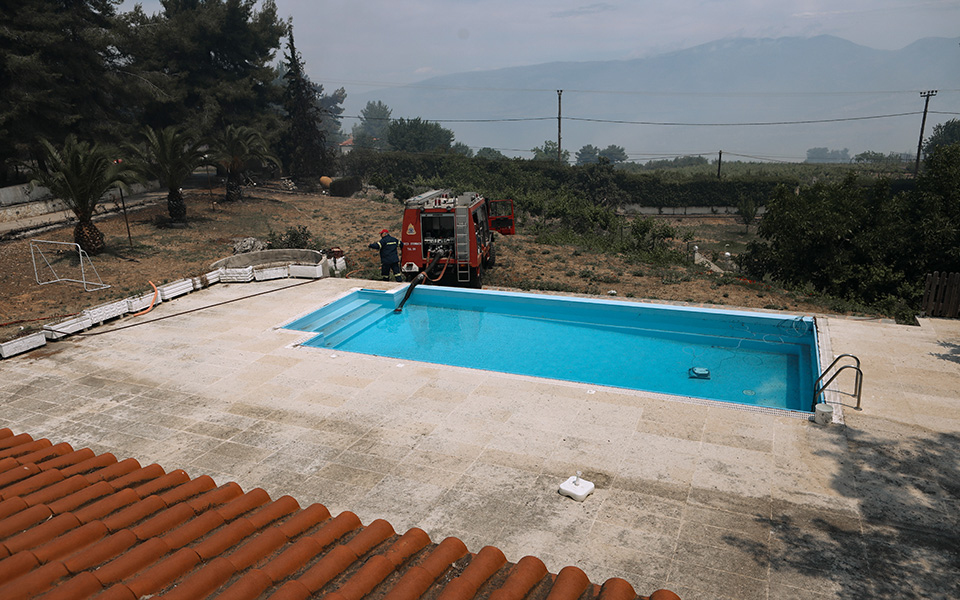 Φωτιά στον Σχίνο: Πυροσβεστικό όχημα παίρνει νερό από πισίνα σπιτιού (εικόνα) -1