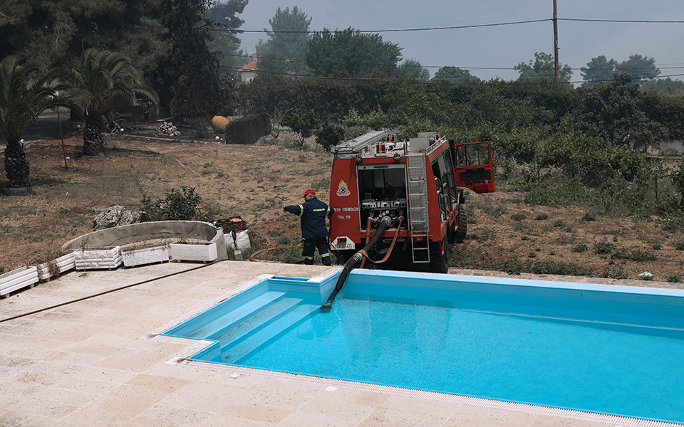 Φωτιά στον Σχίνο: Πυροσβεστικό όχημα παίρνει νερό από πισίνα σπιτιού (εικόνα) -2