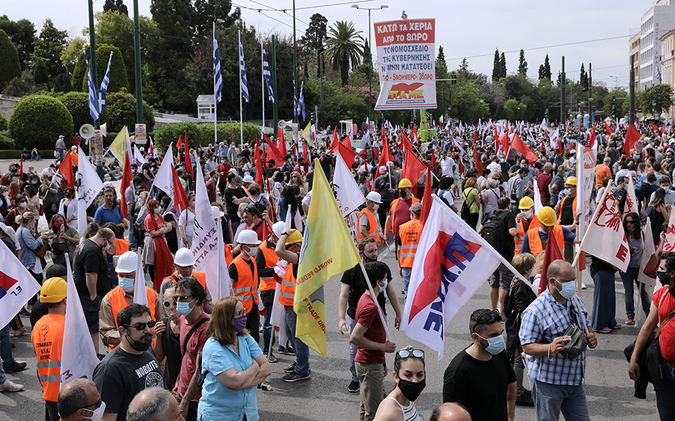 Μάσκες και γαρύφαλλα στην πορεία της Εργατικής Πρωτομαγιάς (φωτογραφίες)-2