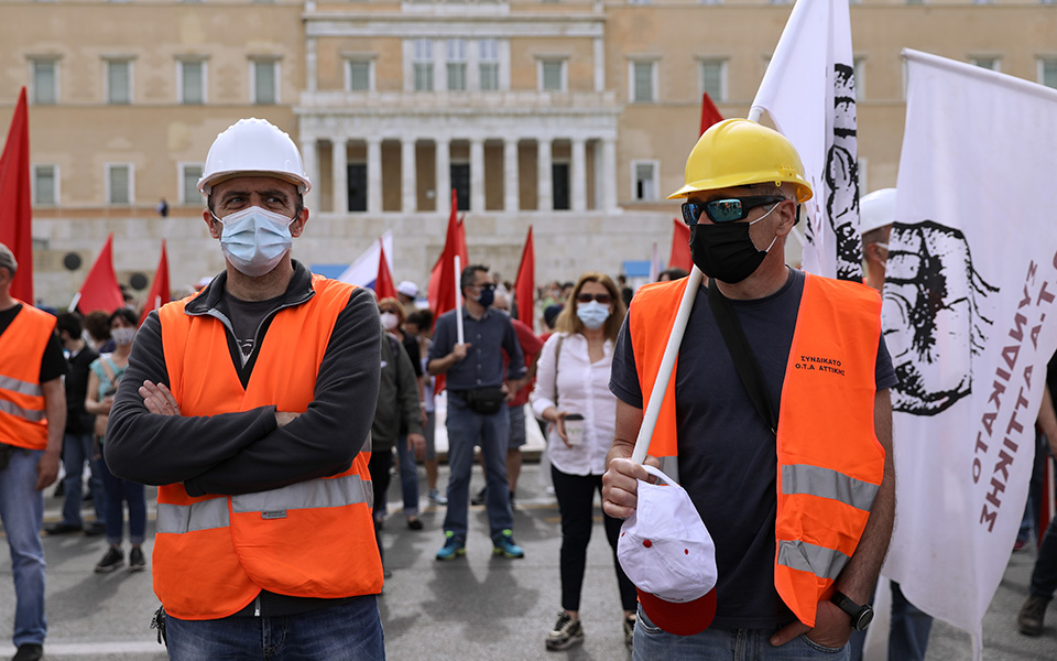 Μάσκες και γαρύφαλλα στην πορεία της Εργατικής Πρωτομαγιάς (φωτογραφίες)-1