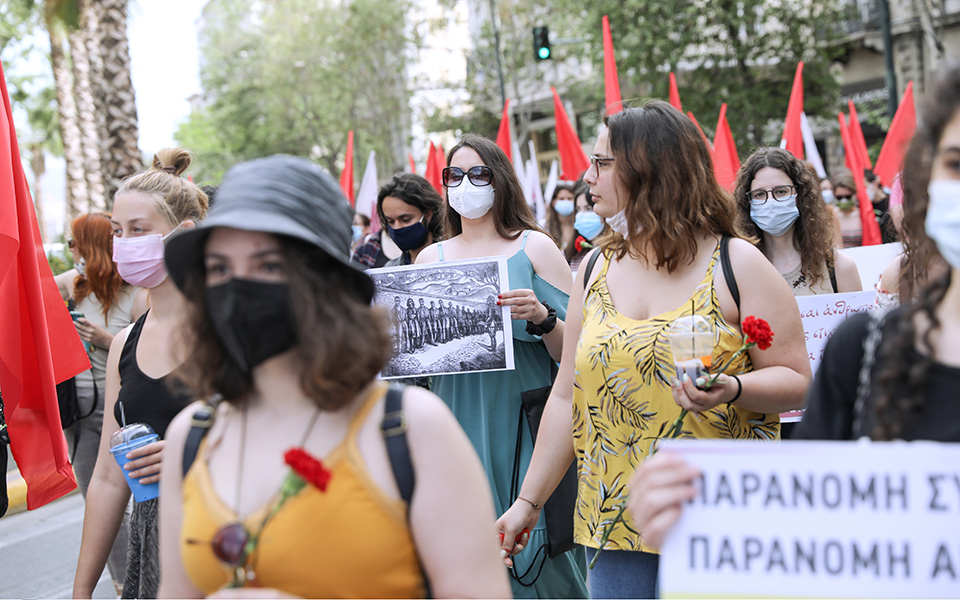 Μάσκες και γαρύφαλλα στην πορεία της Εργατικής Πρωτομαγιάς (φωτογραφίες)-3