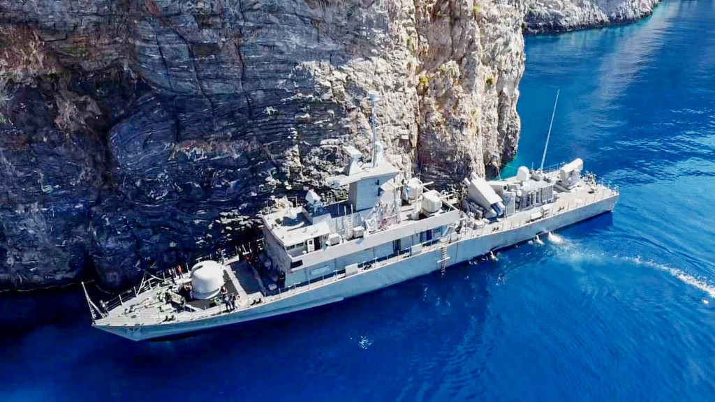 Εντυπωσιακές εικόνες από την «απόκρυψη» πολεμικών πλοίων σε βραχονησίδες (βίντεο)-2