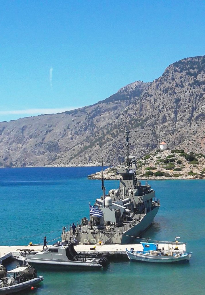 Εντυπωσιακές εικόνες από την «απόκρυψη» πολεμικών πλοίων σε βραχονησίδες (βίντεο)-3