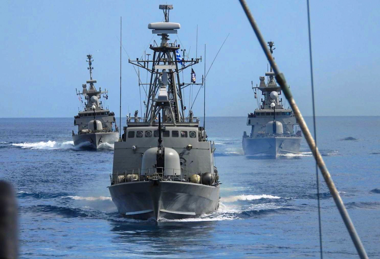 Εντυπωσιακές εικόνες από την «απόκρυψη» πολεμικών πλοίων σε βραχονησίδες (βίντεο)-1