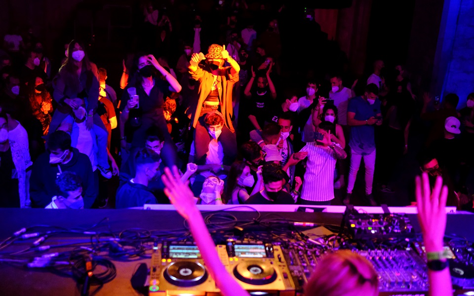 ισπανία-δεκάδες-νέοι-ξαναχόρεψαν-σε-κ-561350767